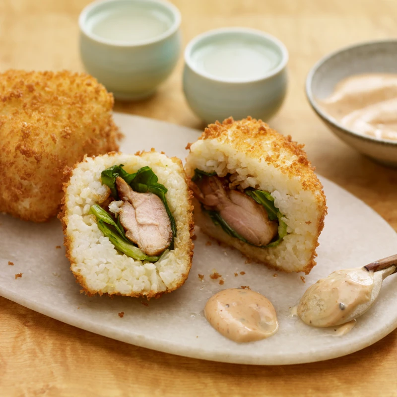 Bulete de orez cu pui și sos cremos