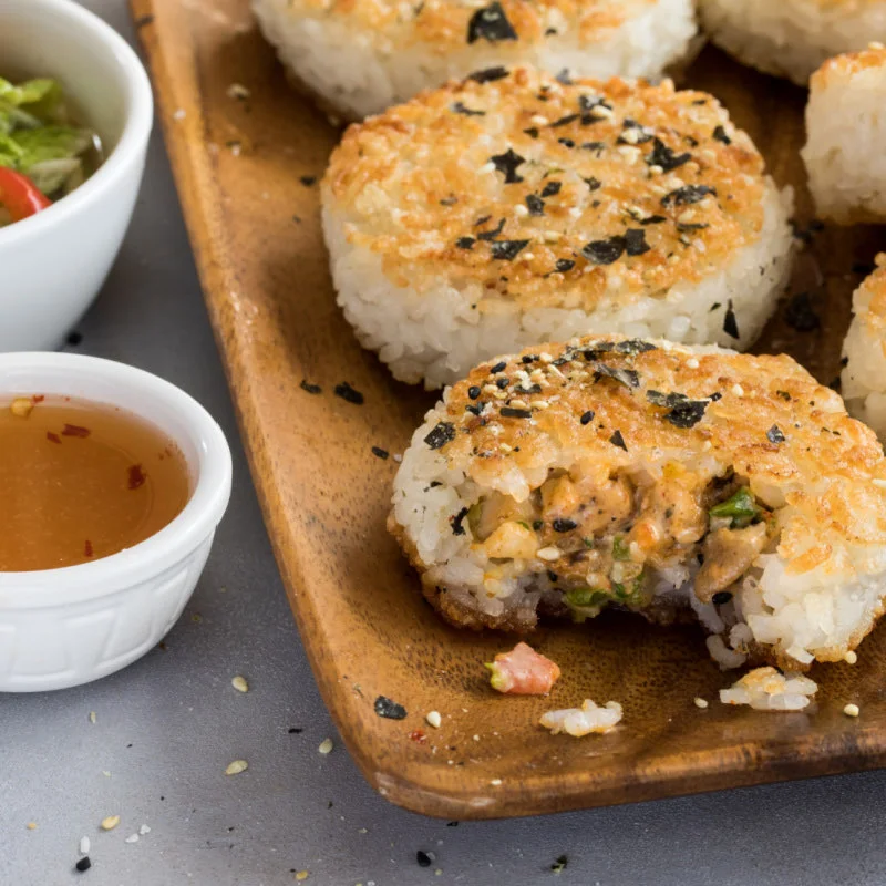 Bulete de orez și pui cu susan și Kimchee