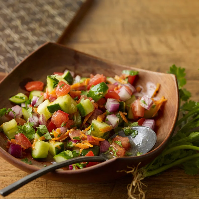 Salată proaspătă est-africană de roșii și castraveți