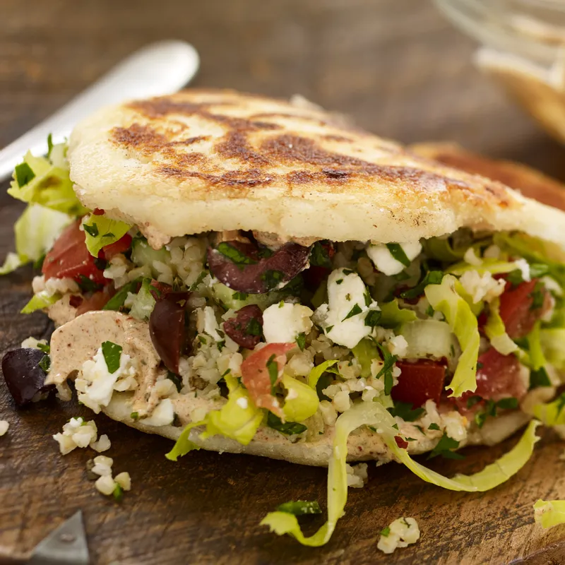 arepas_z_grecka_salatka_2000x1125_800x800