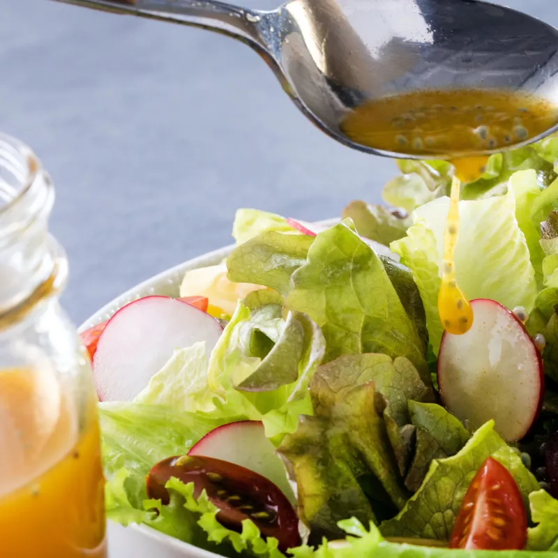 BEZOLEJOWY-DRESSING-Z-MANGO-I-NASION-BAZYLII-2000x1125_800x800