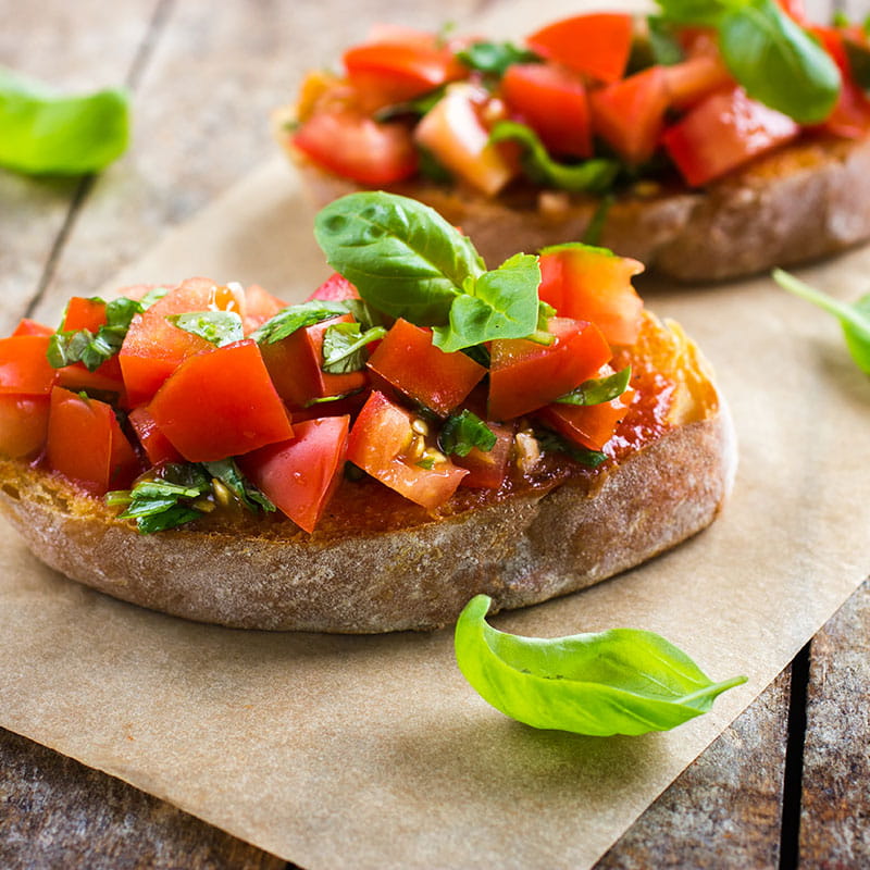 Bruschete cu roșii și busuioc