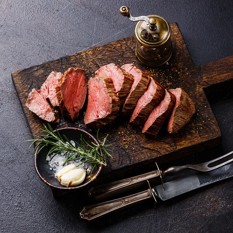 Carne de vită prăjită la foc iute cu usturoi și legume