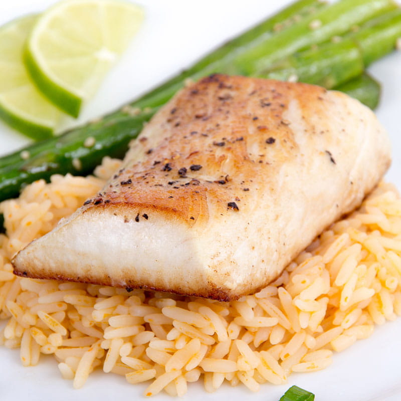 Fâșii de lavrac vărgat fierte la abur cu orez Jasmine și sos de soia și ghimbir