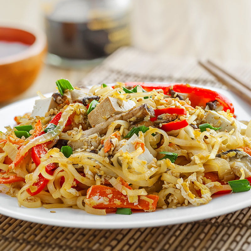 Legume în stil asiatic cu noodles și sos de arahide