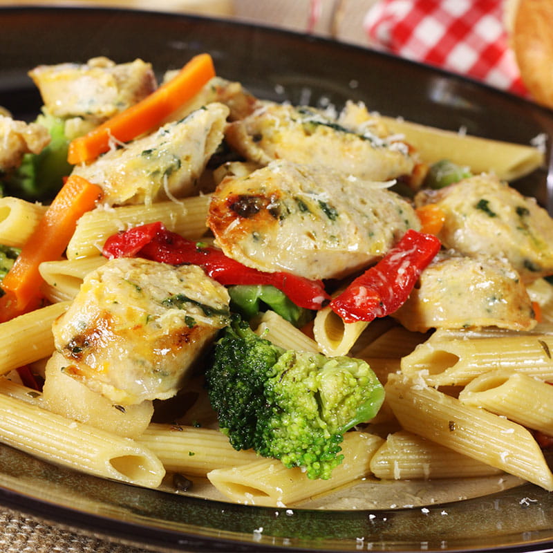 Paste cu pui și sos de brânză cu ierburi aromate