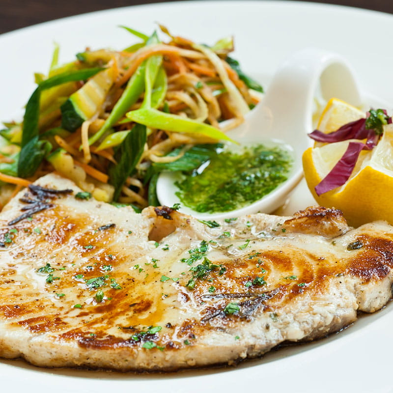 Pește sabie cu sos salsa de roșii