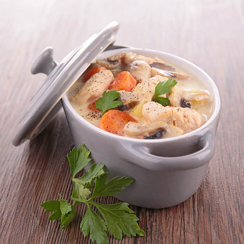 Pui întreg la tigaie închisă  cu cimbru și cremă de pătrunjel