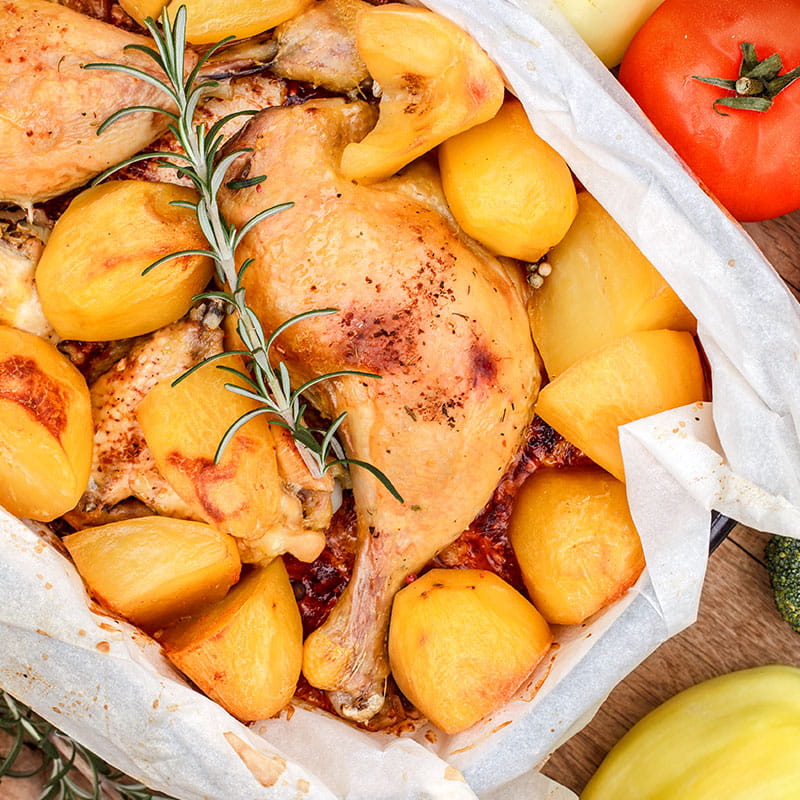 Pui la cuptor și cartofi cu rozmarin