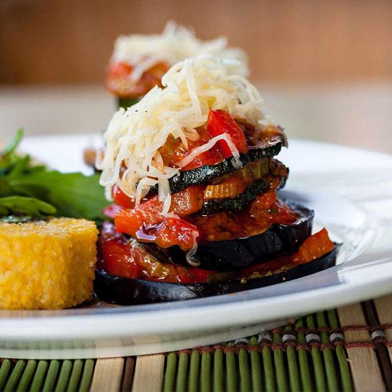 Ratatouille cu legume din grădină cu mămăligă prăjită