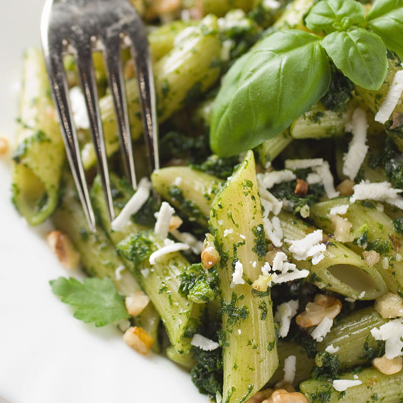 Salată de paste cu sos pesto și semințe de dovleac