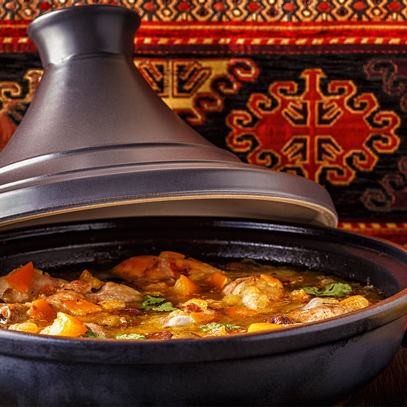 Tajine de pui condimentat cu lămâie confiata și măsline